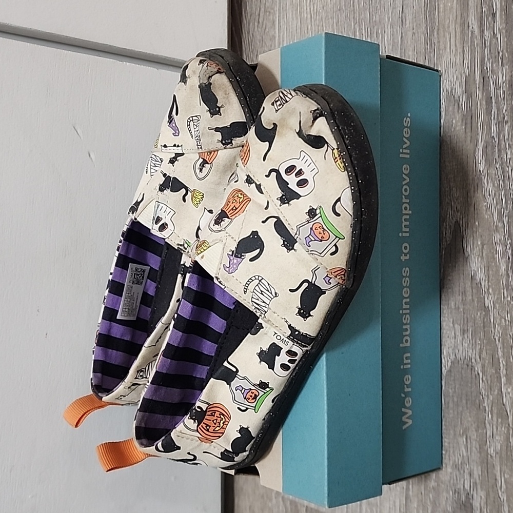 TOMS glow in the dark Halloween Cats